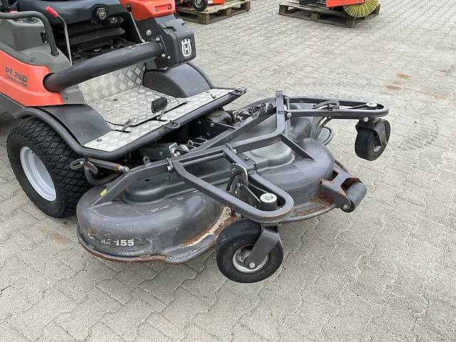 Husqvarna pt26d commercial 4x4 zitmaaier met aanbouwdelen - afbeelding 37 van  43