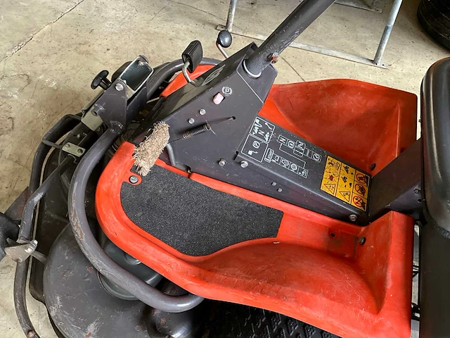 Husqvarna rider 16 zitmaaier - afbeelding 12 van  13