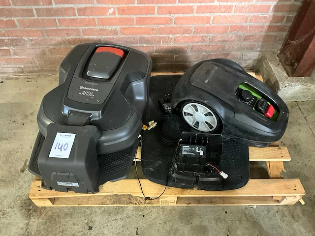 Husqvarna robotmaaier (2x) - afbeelding 1 van  6