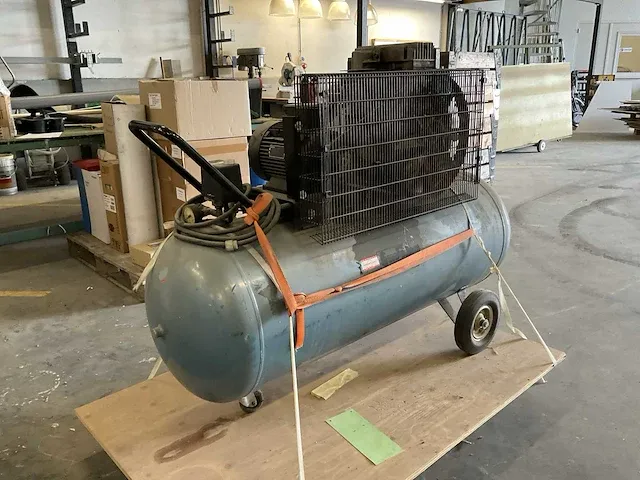Huvema ab300-650 luchtcompressor - afbeelding 1 van  8