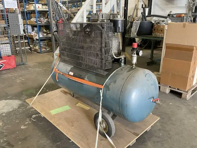 Huvema ab300-650 luchtcompressor - afbeelding 4 van  8