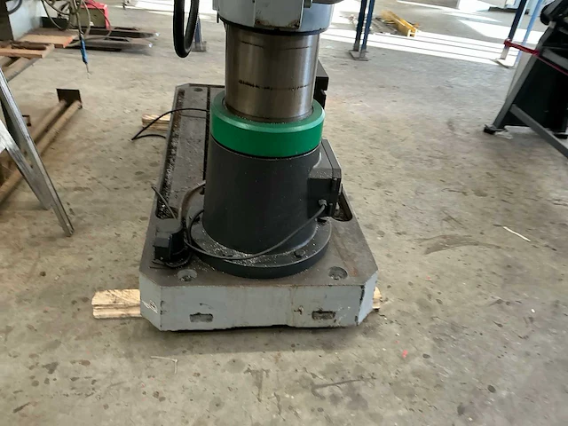 Huvema crdm 3040x12-1 radiaalboormachine - afbeelding 16 van  19