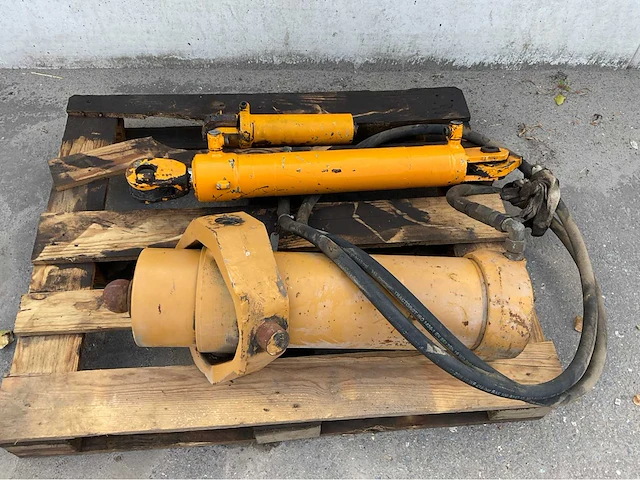 Hydrauliekcilinders (3x) - afbeelding 1 van  7