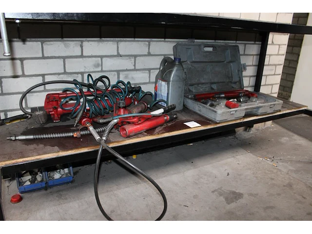 Hydraulisch buigapparaat met diverse onderdelen op onderschap. - afbeelding 1 van  2