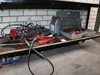 Hydraulisch buigapparaat met diverse onderdelen op onderschap. - afbeelding 1 van  2