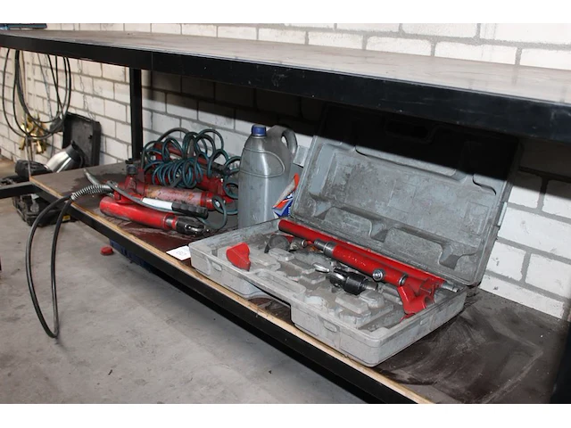 Hydraulisch buigapparaat met diverse onderdelen op onderschap. - afbeelding 2 van  2