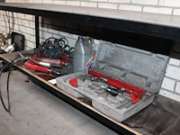 Hydraulisch buigapparaat met diverse onderdelen op onderschap. - afbeelding 2 van  2