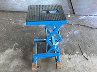 Hydraulische hefplateau voor onder andere motoren. datona