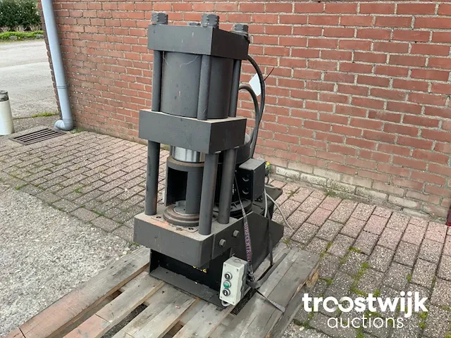 Hydraulische slangen krimpmachine - afbeelding 1 van  7