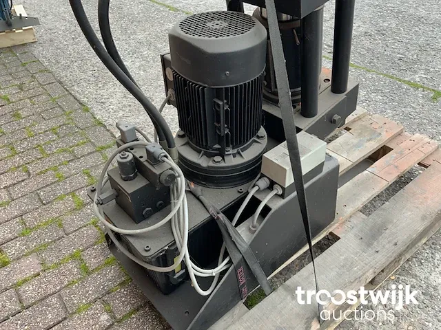 Hydraulische slangen krimpmachine - afbeelding 7 van  7