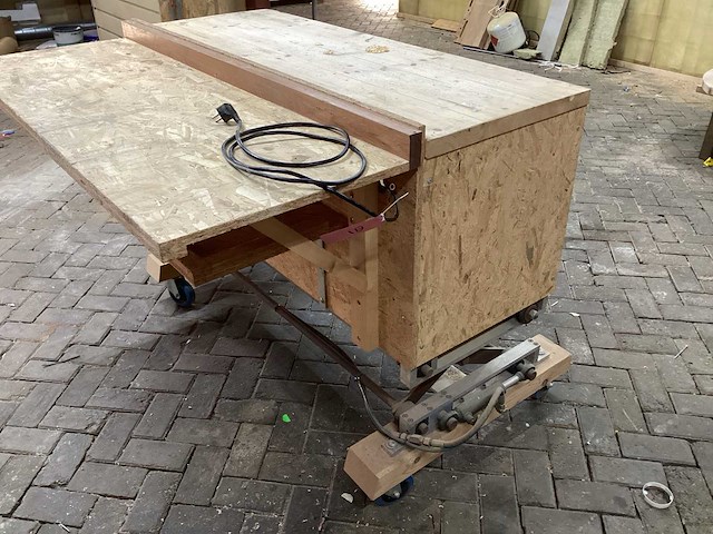 Hydraulische werktafel met interne stekkerdoos - afbeelding 1 van  12