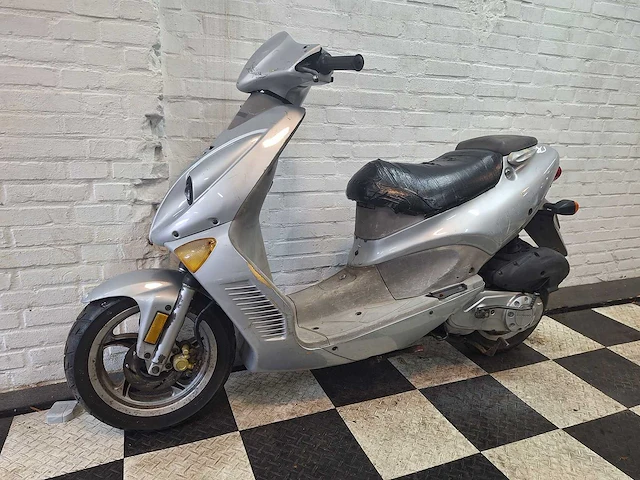 Hyosung sf50 45 km bromscooter 2takt - afbeelding 2 van  7
