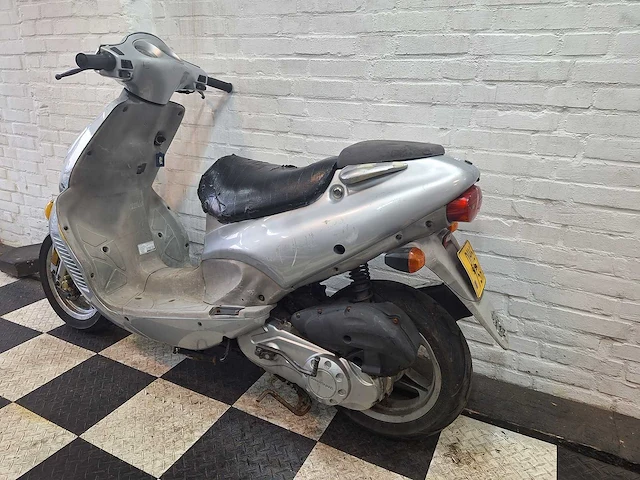 Hyosung sf50 45 km bromscooter 2takt - afbeelding 3 van  7