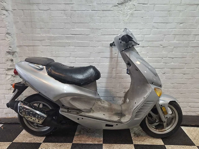 Hyosung sf50 45 km bromscooter 2takt - afbeelding 6 van  7