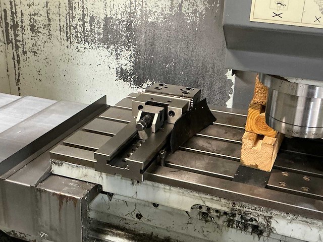 Hyundai - kia hk-v1000 - cnc milling machine - 2006 - afbeelding 2 van  24