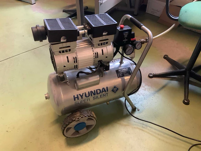 Hyundai 55752 luchtcompressor - afbeelding 1 van  2