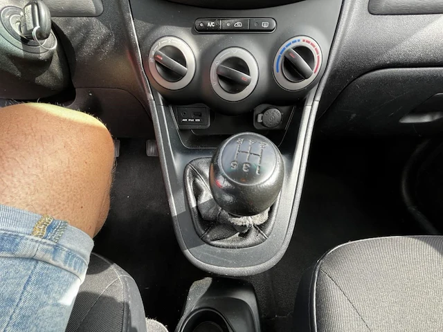Hyundai i10 1.0i comfort bluedrive 69,2013 - afbeelding 3 van  35
