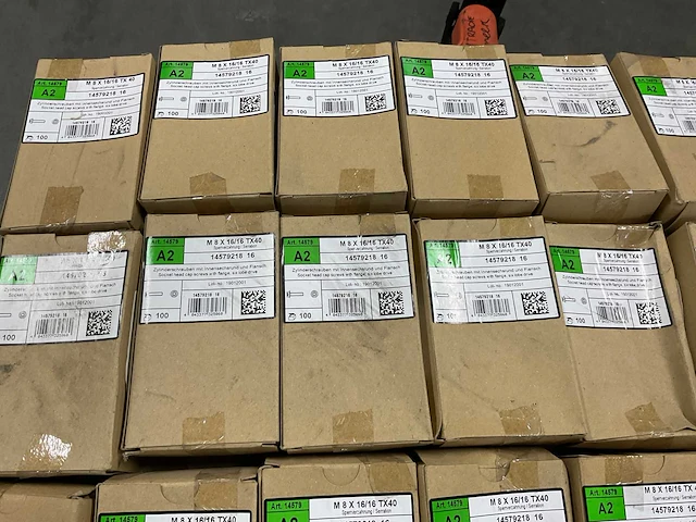 Ibc - doos met 100 stuks torx 40 bouten voorzien van borgtandflens m8 x 16 (10x) - afbeelding 1 van  5