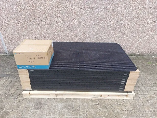 Ibc - monosol 355 os9-hc - set van 12 full black ibc (355 wp) zonnepanelen en 1 blaupunkt bps-v01-03.6 omvormer (1-fase) - afbeelding 1 van  8