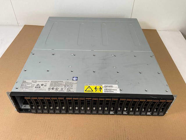 Ibm (24c) 21x 900 gb sas(huc109090css600) - 1x 900 gb sas(st900mm006) disk array enclosure - afbeelding 10 van  17