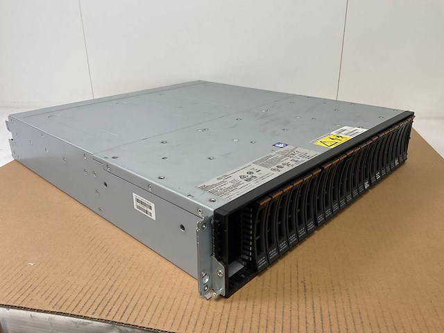 Ibm (24c) 21x 900 gb sas(huc109090css600) - 1x 900 gb sas(st900mm006) disk array enclosure - afbeelding 11 van  17