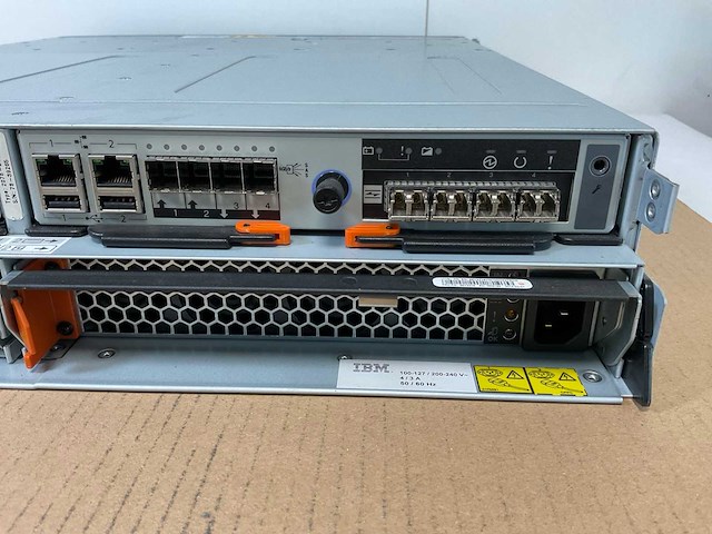 Ibm (24c) 21x 900 gb sas(huc109090css600) - 1x 900 gb sas(st900mm006) disk array enclosure - afbeelding 14 van  17