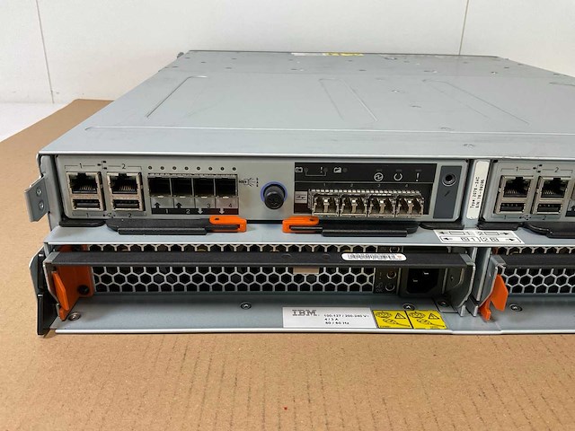 Ibm (24c) 21x 900 gb sas(huc109090css600) - 1x 900 gb sas(st900mm006) disk array enclosure - afbeelding 15 van  17