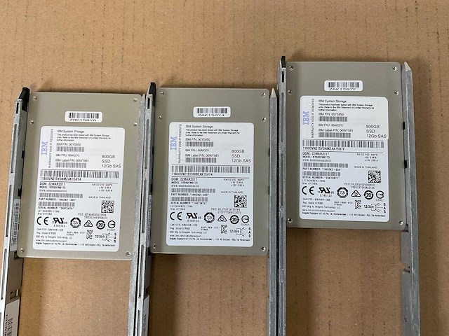 Ibm (24e) 10x 900 gb sas(st900mm0168) - 1x 900 gb sas(huc109090css600) - 6x 800 gb sas(st800fm0173) - 5x 800 gb sas(txa2d2) disk array enclosure - afbeelding 3 van  16