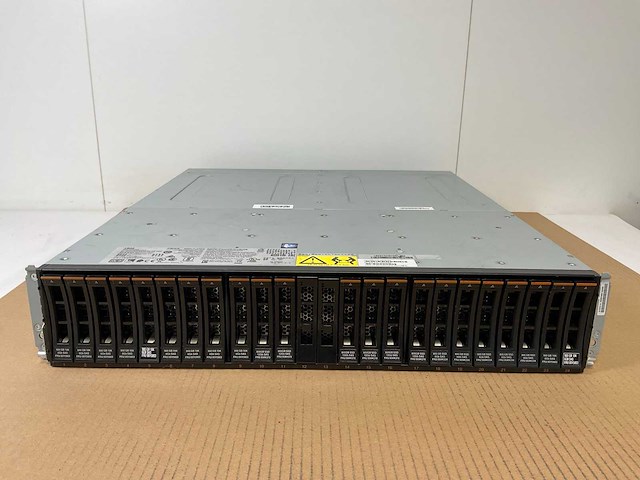 Ibm (24e) 10x 900 gb sas(st900mm0168) - 1x 900 gb sas(huc109090css600) - 6x 800 gb sas(st800fm0173) - 5x 800 gb sas(txa2d2) disk array enclosure - afbeelding 1 van  16