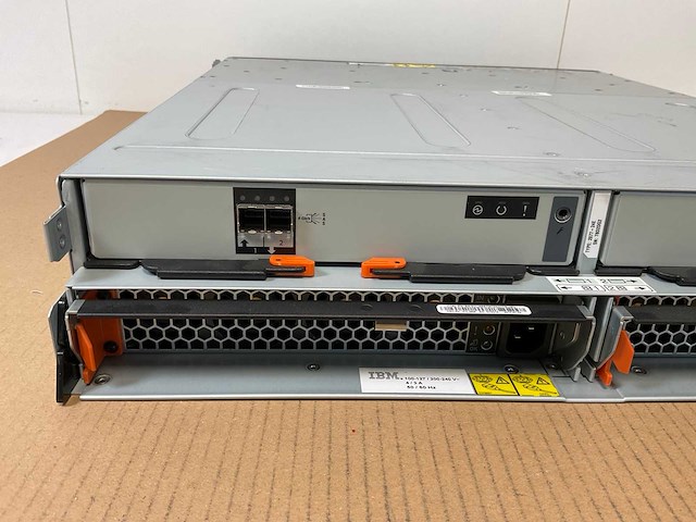 Ibm (24e) 10x 900 gb sas(st900mm0168) - 1x 900 gb sas(huc109090css600) - 6x 800 gb sas(st800fm0173) - 5x 800 gb sas(txa2d2) disk array enclosure - afbeelding 15 van  16