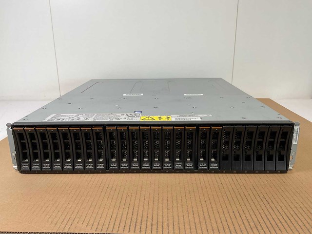 Ibm (24e) 18x 1.2 tb sas(st1200mm0088) disk array enclosure - afbeelding 1 van  15