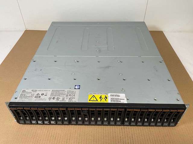 Ibm (24e) 18x 900 gb sas(huc109090css600) - 6x 900 gb sas(st900mm0006) disk array enclosure - afbeelding 11 van  18
