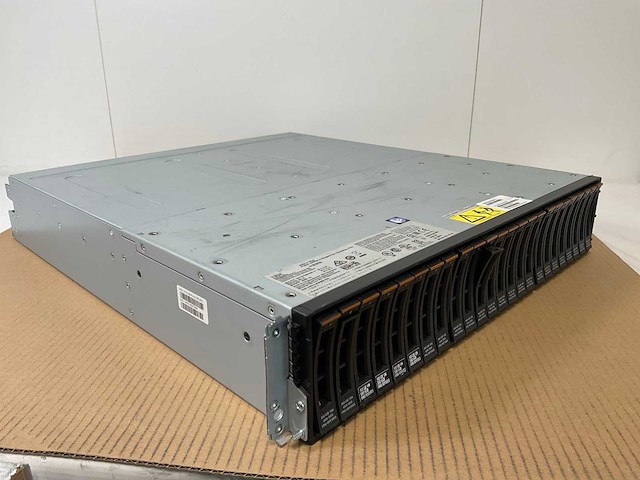 Ibm (24e) 18x 900 gb sas(huc109090css600) - 6x 900 gb sas(st900mm0006) disk array enclosure - afbeelding 12 van  18