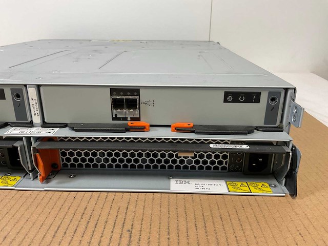 Ibm (24e) 18x 900 gb sas(huc109090css600) - 6x 900 gb sas(st900mm0006) disk array enclosure - afbeelding 15 van  18