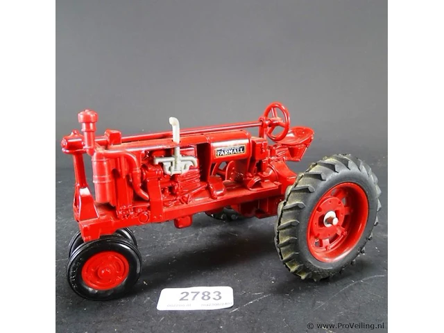 Ijzeren schaalmodel mc cormick farmall tractor - afbeelding 1 van  5
