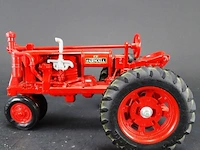 Ijzeren schaalmodel mc cormick farmall tractor - afbeelding 2 van  5