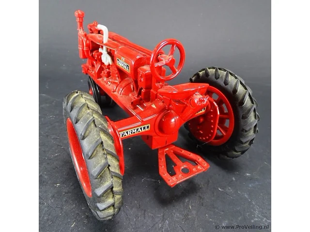 Ijzeren schaalmodel mc cormick farmall tractor - afbeelding 3 van  5