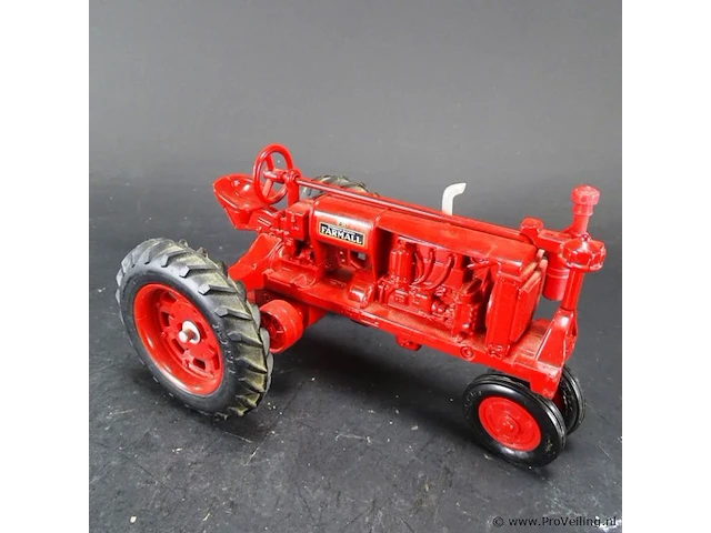 Ijzeren schaalmodel mc cormick farmall tractor - afbeelding 4 van  5