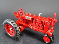 Ijzeren schaalmodel mc cormick farmall tractor - afbeelding 4 van  5