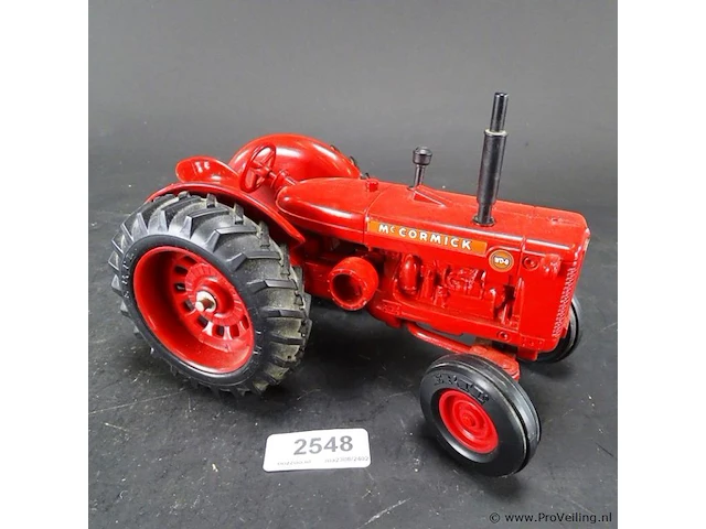 Ijzeren schaalmodel mc cormick tractor - afbeelding 1 van  5