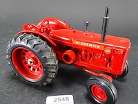 Ijzeren schaalmodel mc cormick tractor - afbeelding 1 van  5