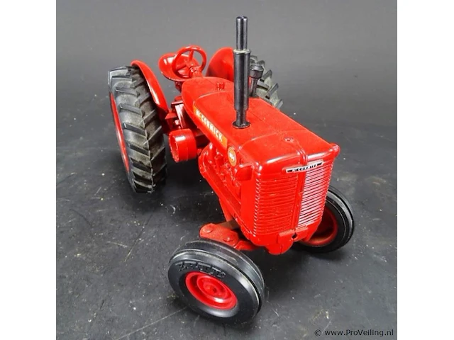 Ijzeren schaalmodel mc cormick tractor - afbeelding 2 van  5