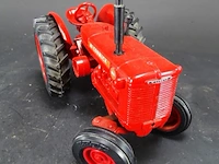 Ijzeren schaalmodel mc cormick tractor - afbeelding 2 van  5