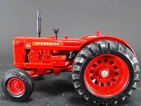 Ijzeren schaalmodel mc cormick tractor - afbeelding 3 van  5