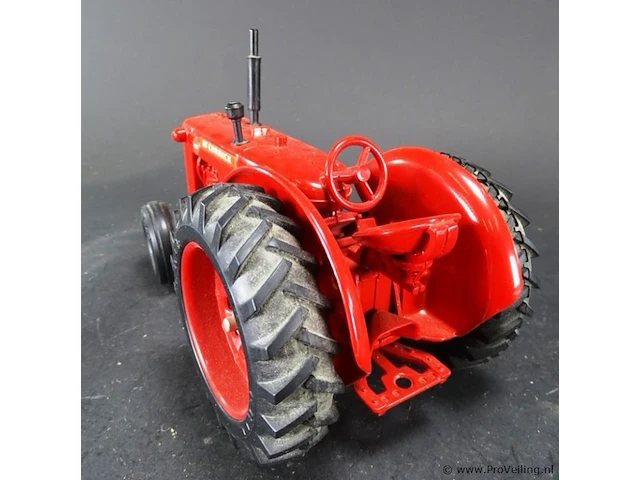Ijzeren schaalmodel mc cormick tractor - afbeelding 4 van  5