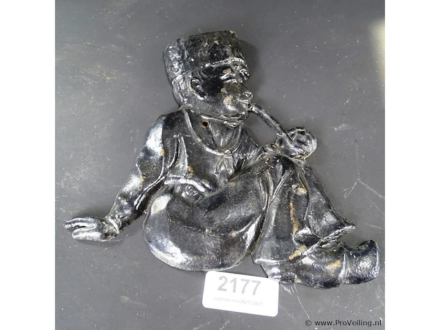 Ijzeren zittende man als plaque - afbeelding 1 van  5