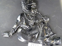 Ijzeren zittende man als plaque - afbeelding 1 van  5