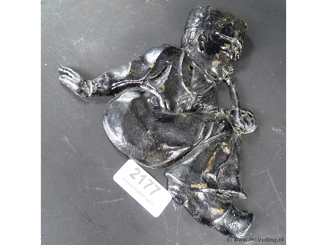 Ijzeren zittende man als plaque - afbeelding 2 van  5