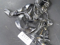 Ijzeren zittende man als plaque - afbeelding 2 van  5