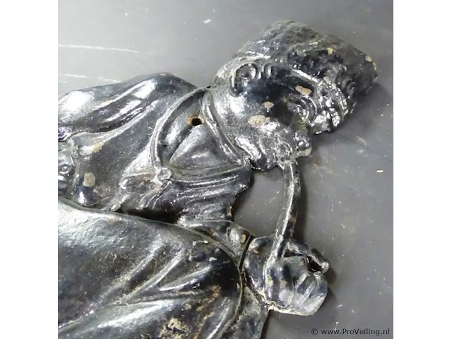 Ijzeren zittende man als plaque - afbeelding 4 van  5
